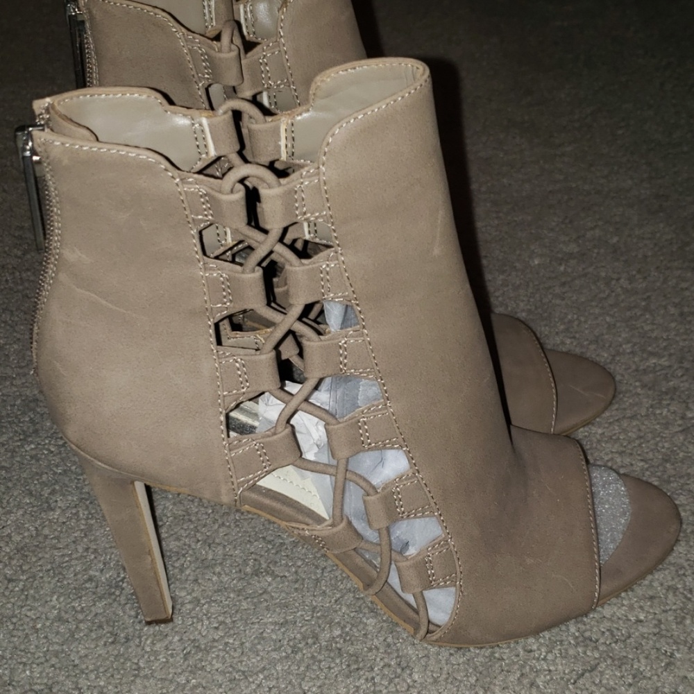 BCBGeneration taupe heels sz 7.5